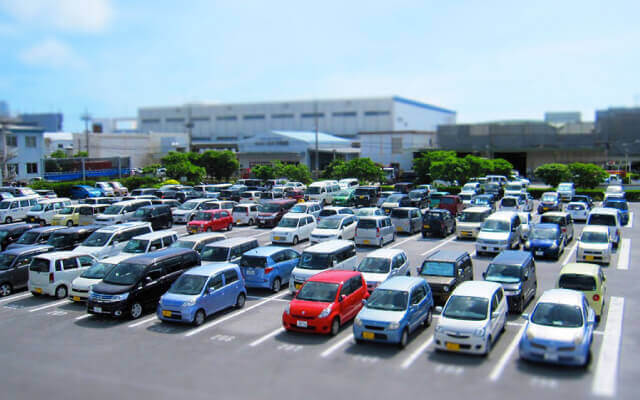 自動車が多数 大きな駐車場